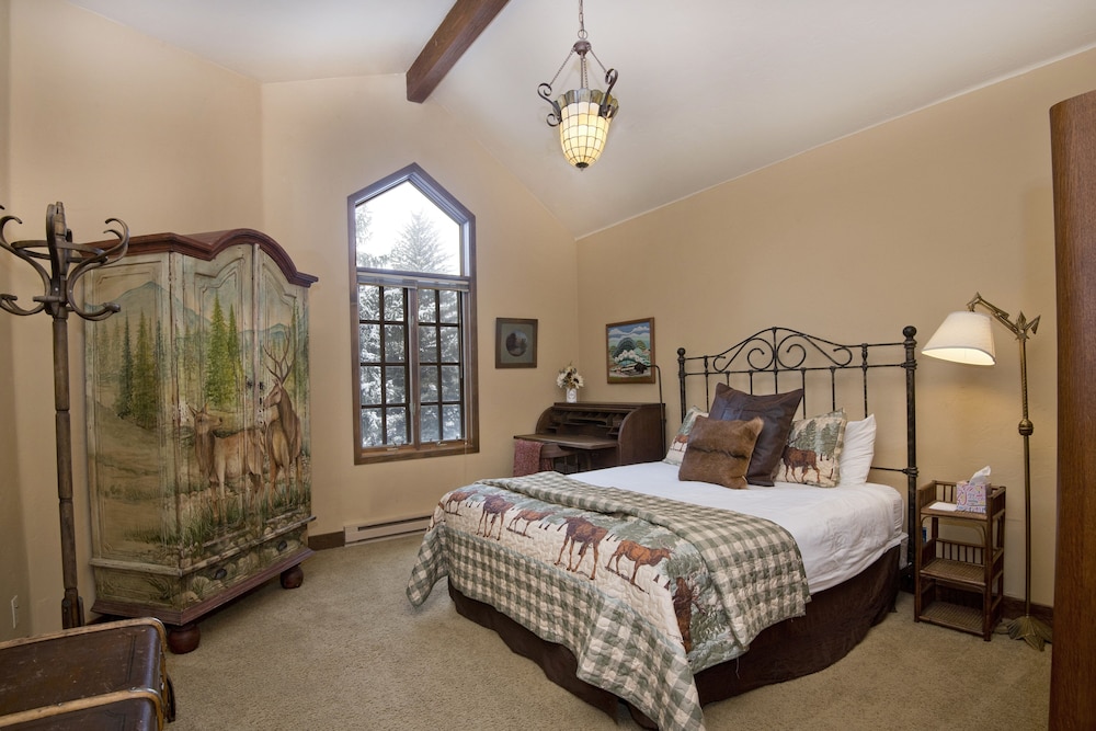 Alpine Creek #6 4 Bedroom Home by RedAwning