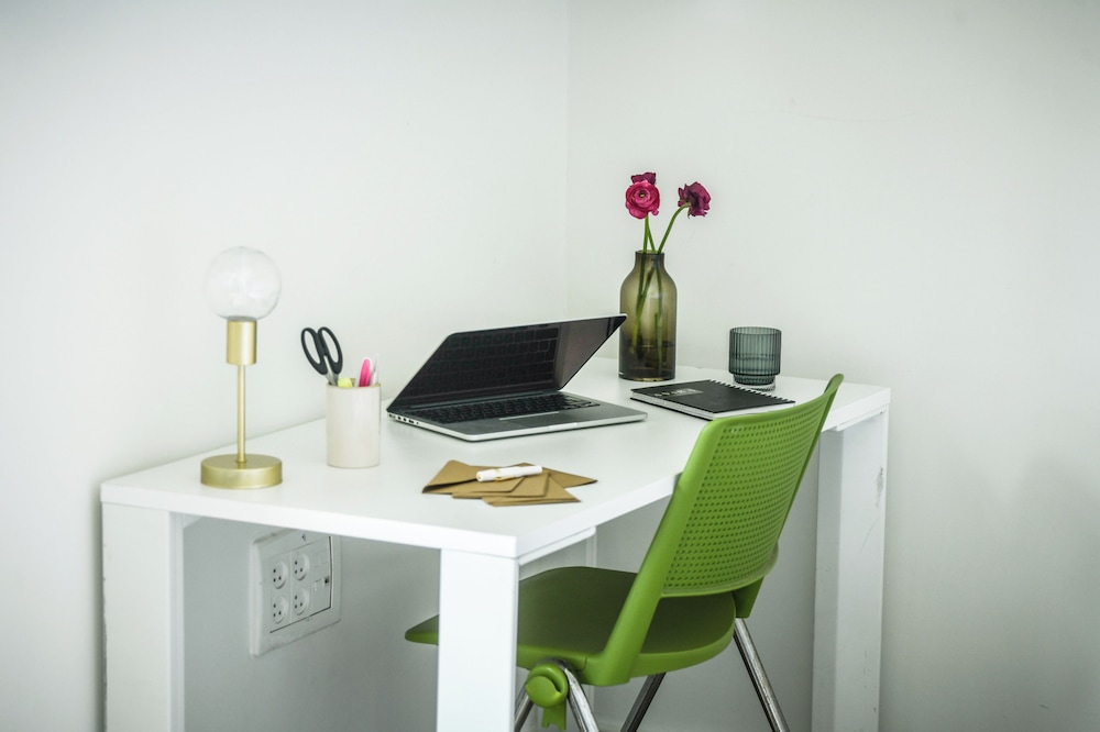 Studio apt w balcony and Kitchen