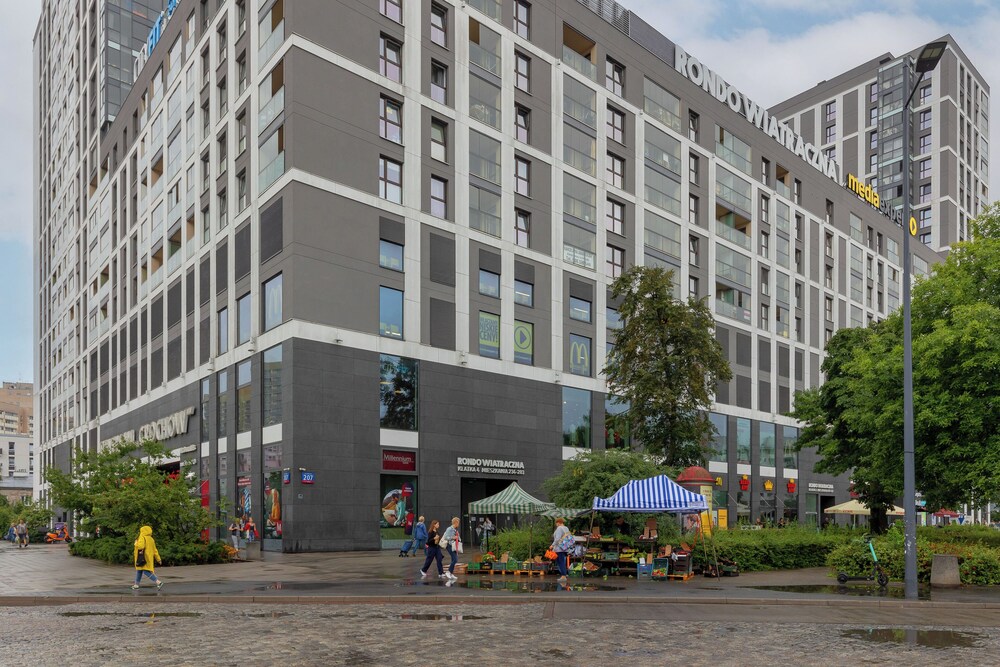 Rondo Wiatraczna Apartment by Renters view 4