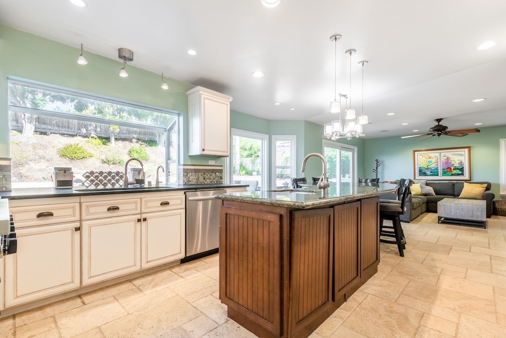 San Diego Vacations - Luxury San Diego House: Beach, Pool Pet-friendly by Redawning - Property Image 17