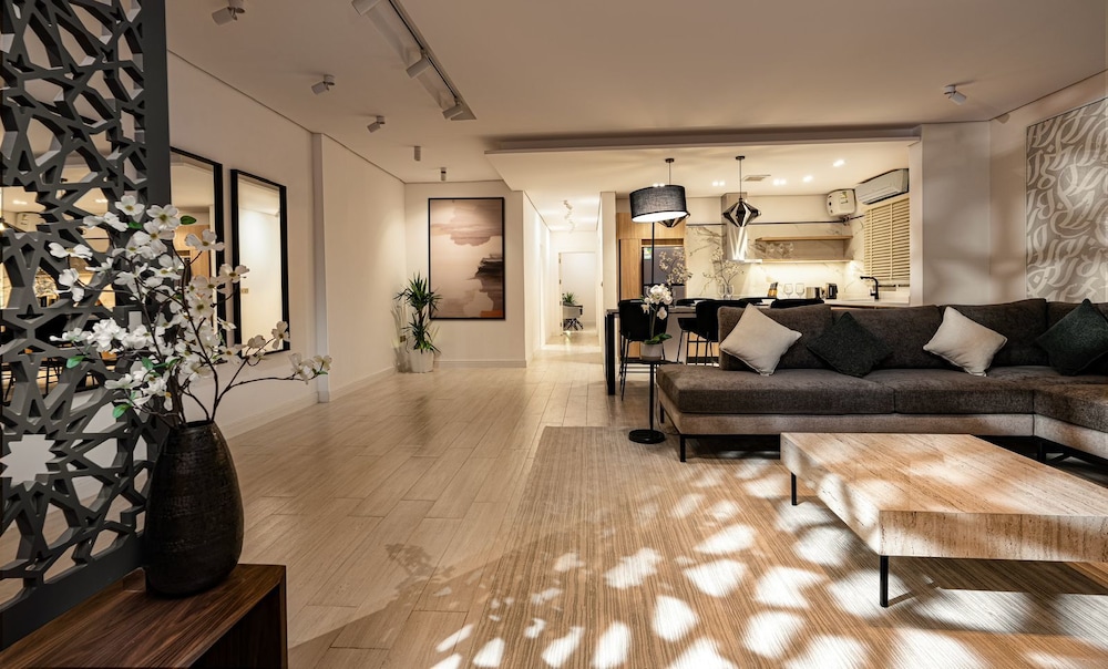 Lovely & Stylish 2-bedroom Flat in Almughrizat
