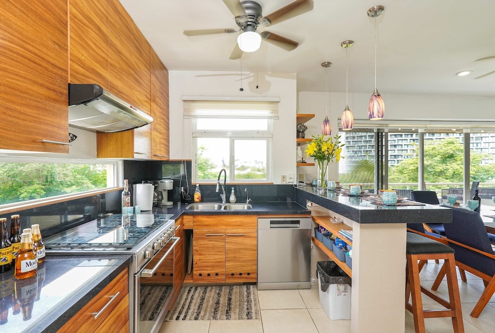 Sleeps 10 Views Beach 1 Block