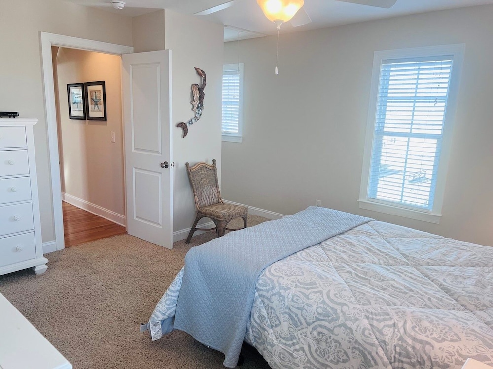 1 Ez Access 4 Bedroom Home by RedAwning