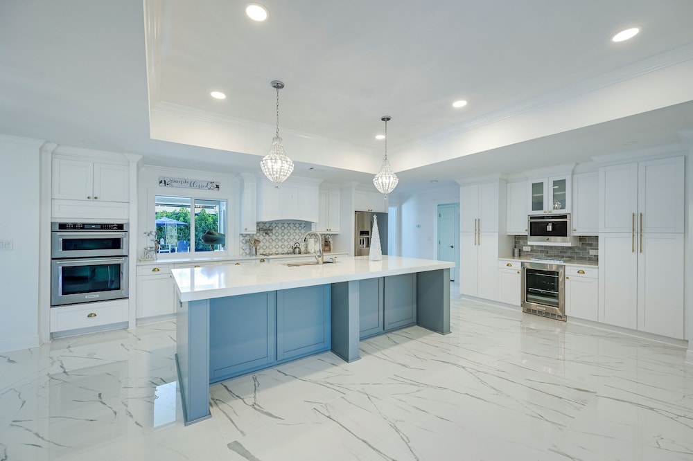 Pool & Spa: Luxe Home in Naples!
