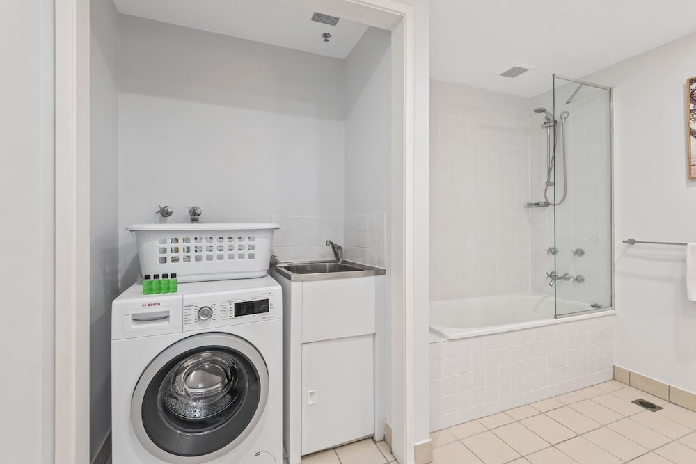 Sleek Kensington 2-bed With BBQ Area & Gym