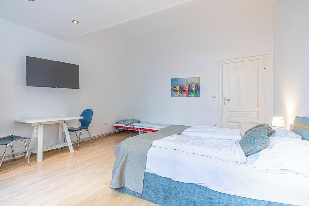 Cozy 2BR Apt Near Belvedere Palace