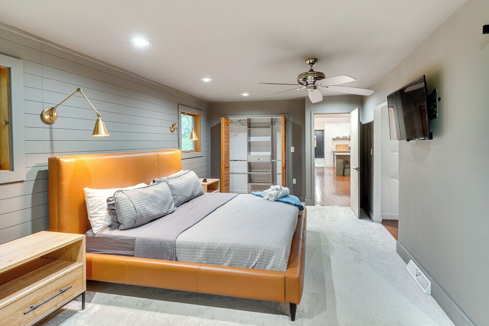Hot Tub & Theater Room: Getaway in Falling Waters