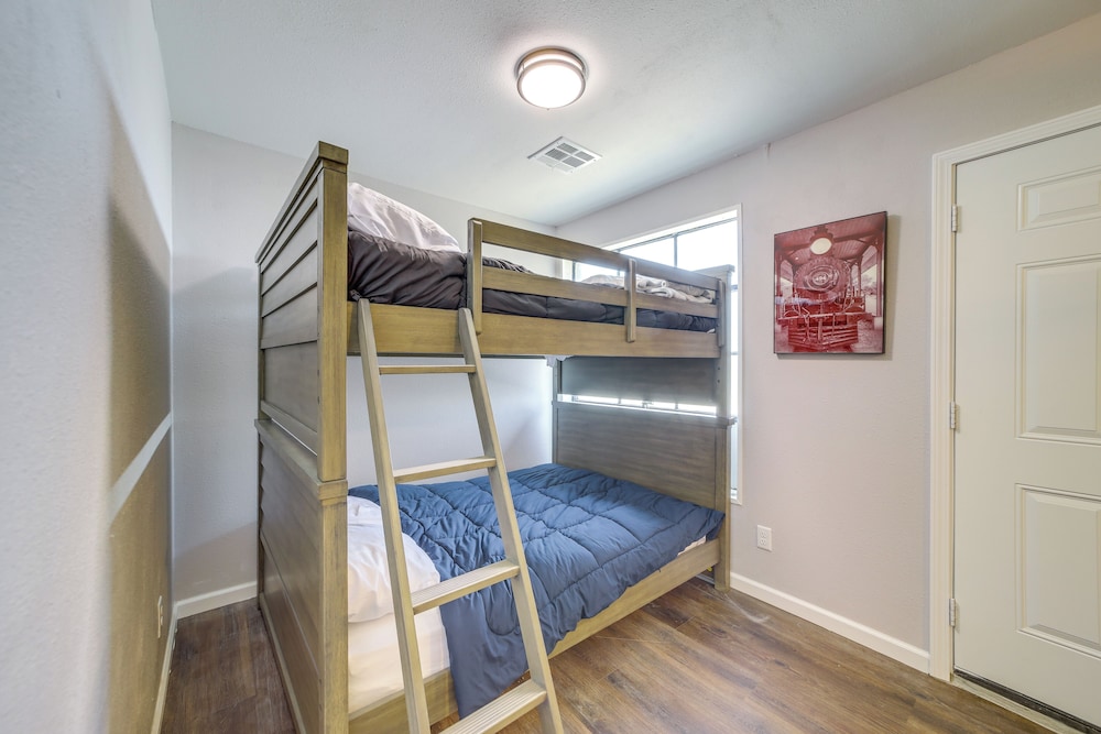 7 Mi to Dtwn Tulsa: Dog-friendly Home w/ Yard