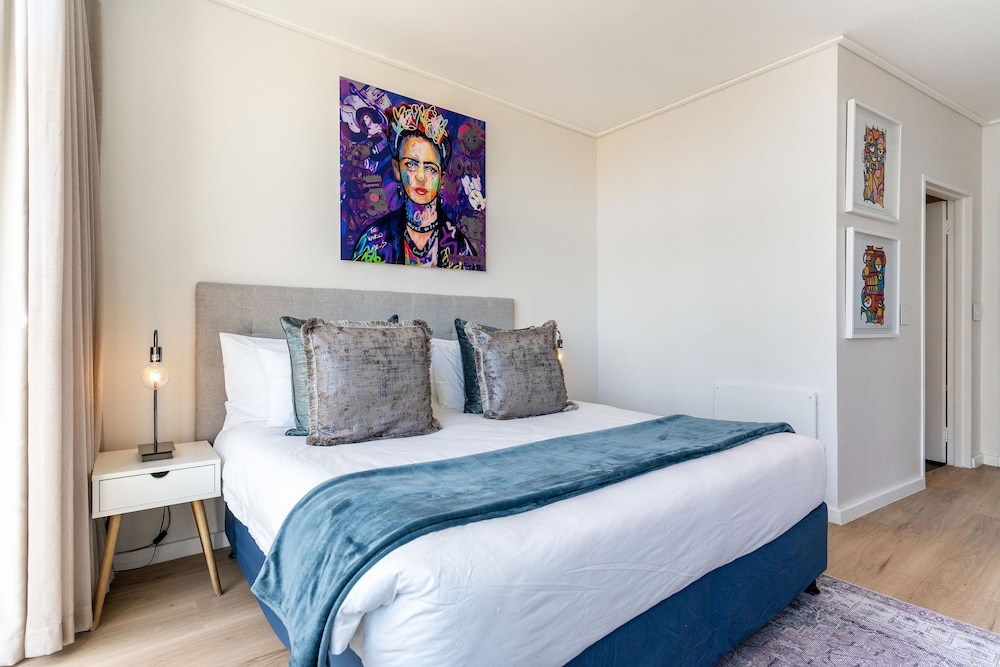 Urban Palette - Modern Artistic Green Point Apt