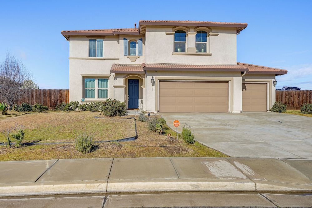 4 Mi to Csub Campus: Spacious Home w/ Yard