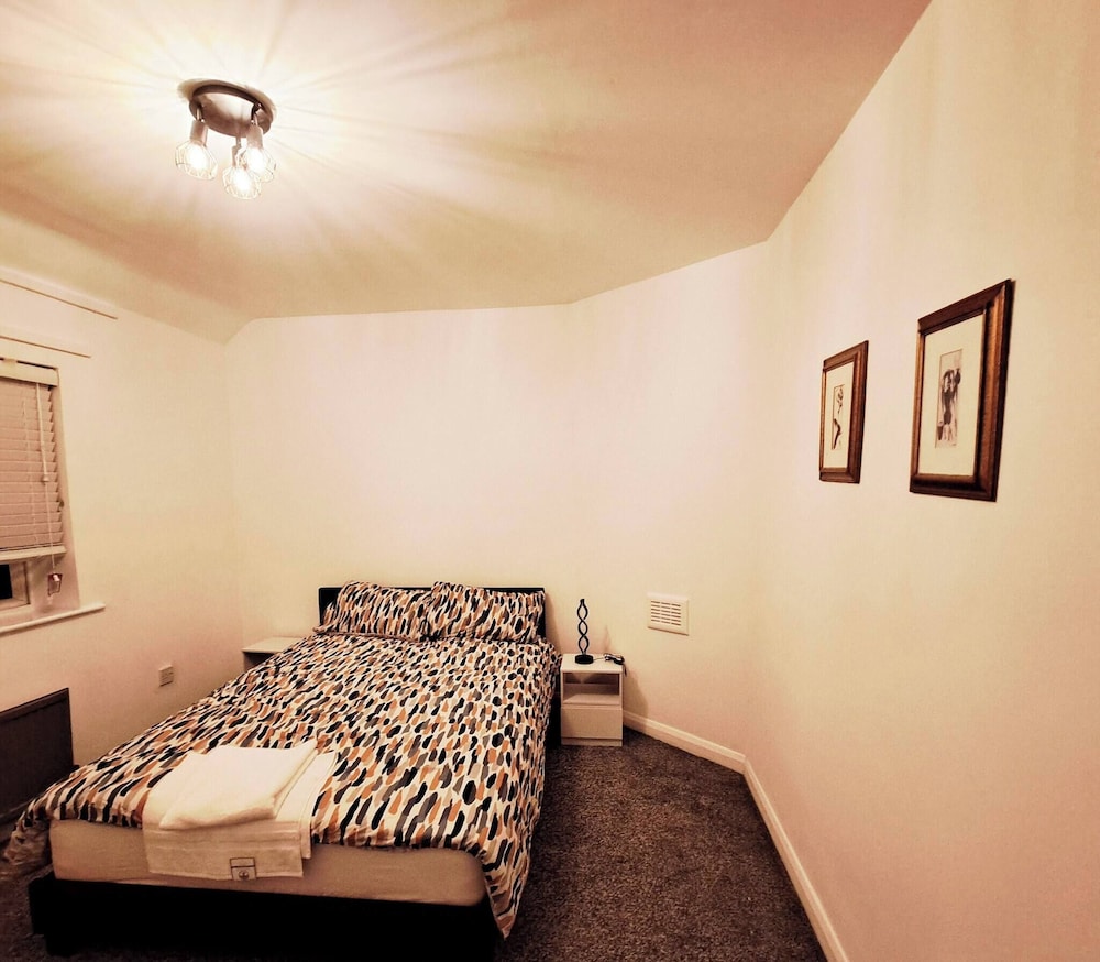 Cozy 2BR Home Pets Welcome Free Parking & Wifi