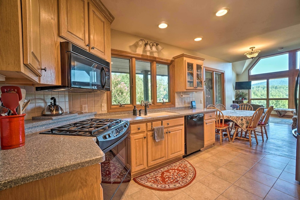 Hilltop Home w/ Panoramic Forest & Mountain Views!