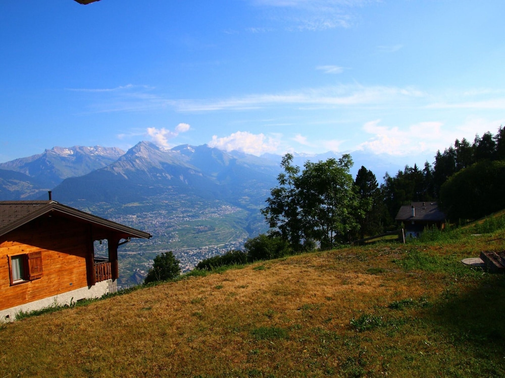 Authentic Apartment With Mountain Views
