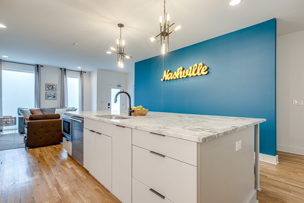 Rooftop DT City Views - Bluebird Karaoke - 14 Beds