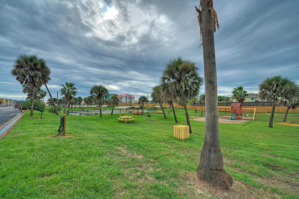 Beachfront Condo w/ Ocean View, 2 Pools, Boardwalk to the Beach Island Getaway