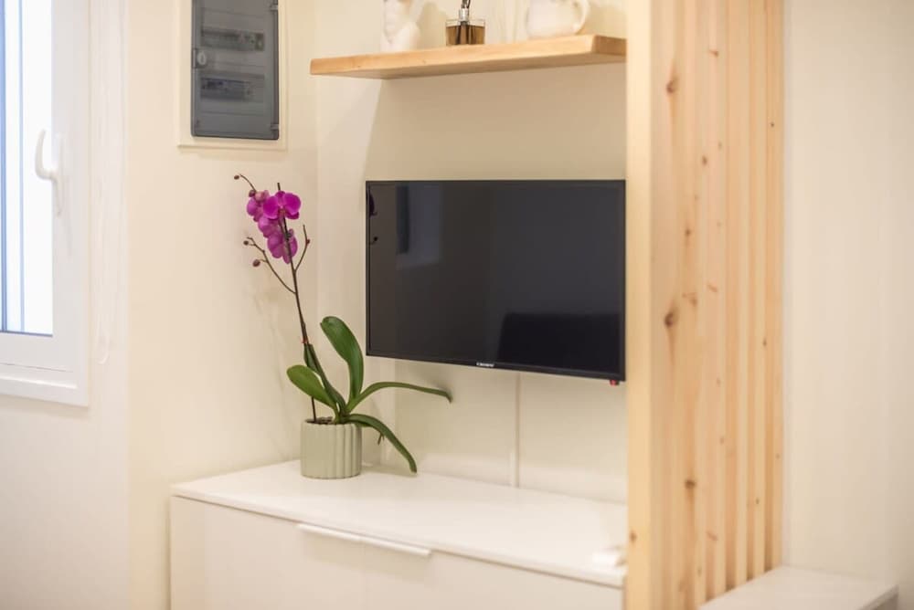 The Urban Loft 2 - Athens Unique Oasis photo 4