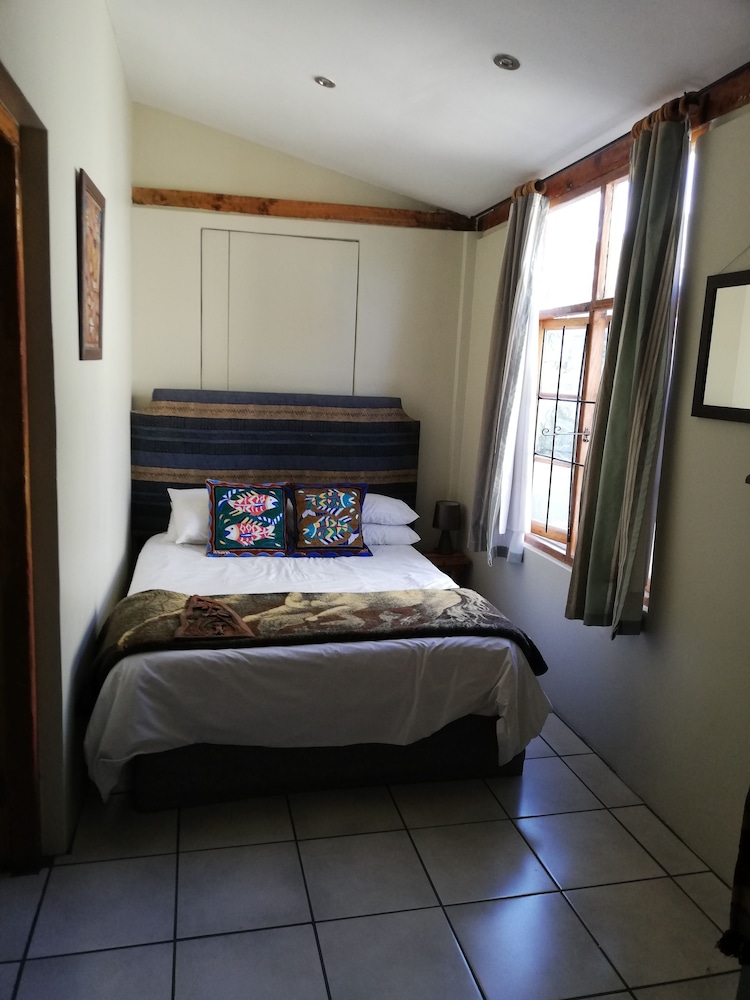 Inyathi Guest Lodge & Self Catering Chalets