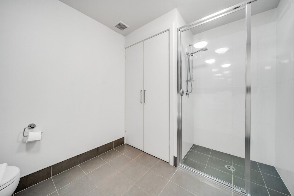 Comfy 2-bed Near the Lake With Secure Parking