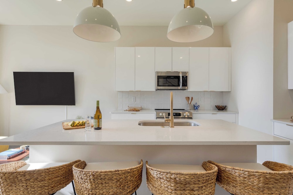 Sleeps 16 2 Modern Townhomes, Minutes to Broadway Lischey & 98 Degrees