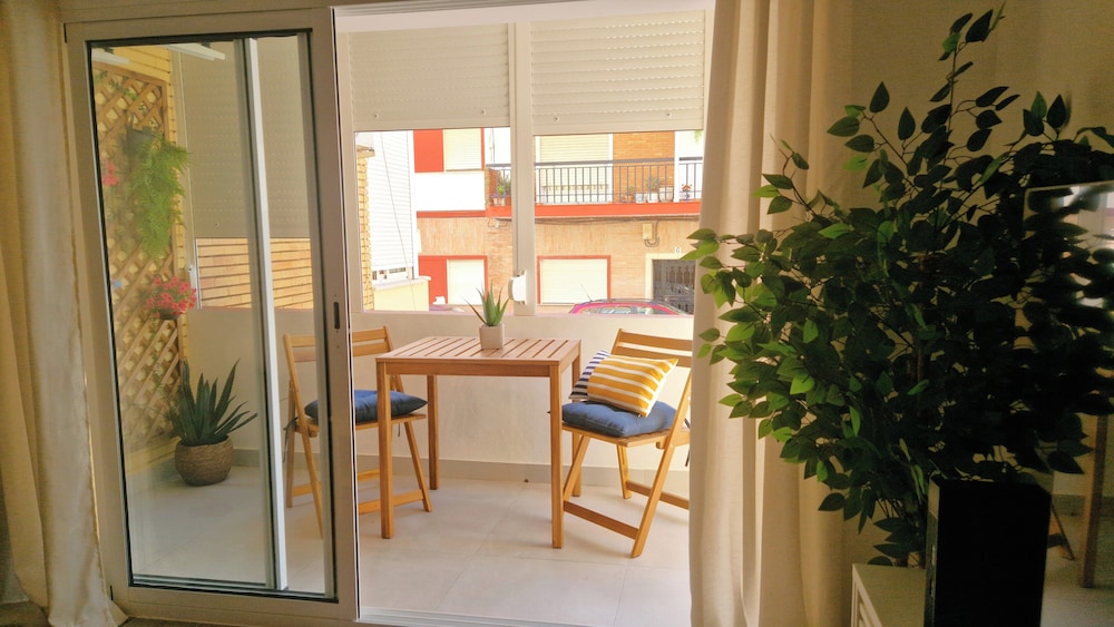 3 Bed Apt Sleep 6 - Pets, Balcony, Parking, Wifi