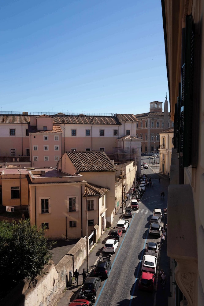 Colosseum Holidays - Luxury 3 Bedroom Apartment