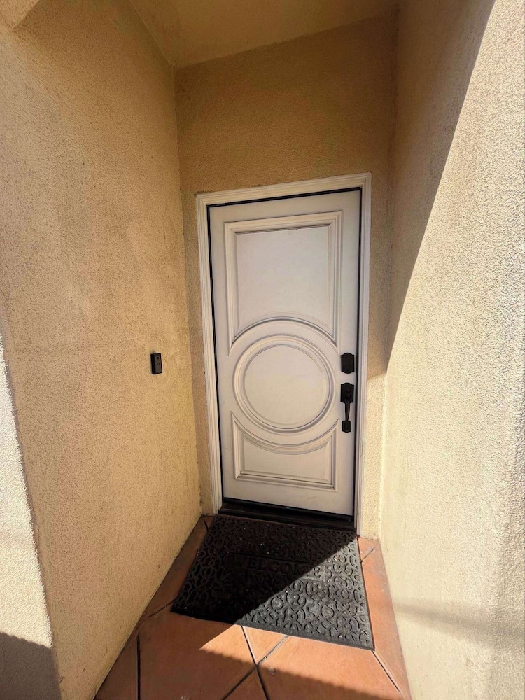 Not Affected by the Fire/elegant Pasadena Retreat Prime Comfort Awaits