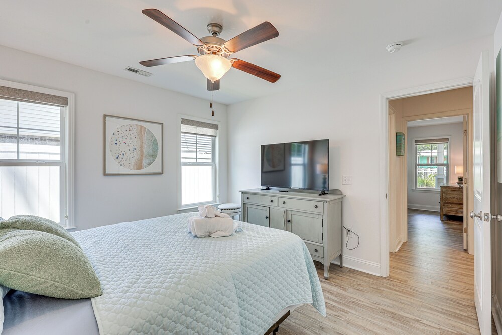 Oak Island Home w/ Screened Porch: Walk to Beach! view 3