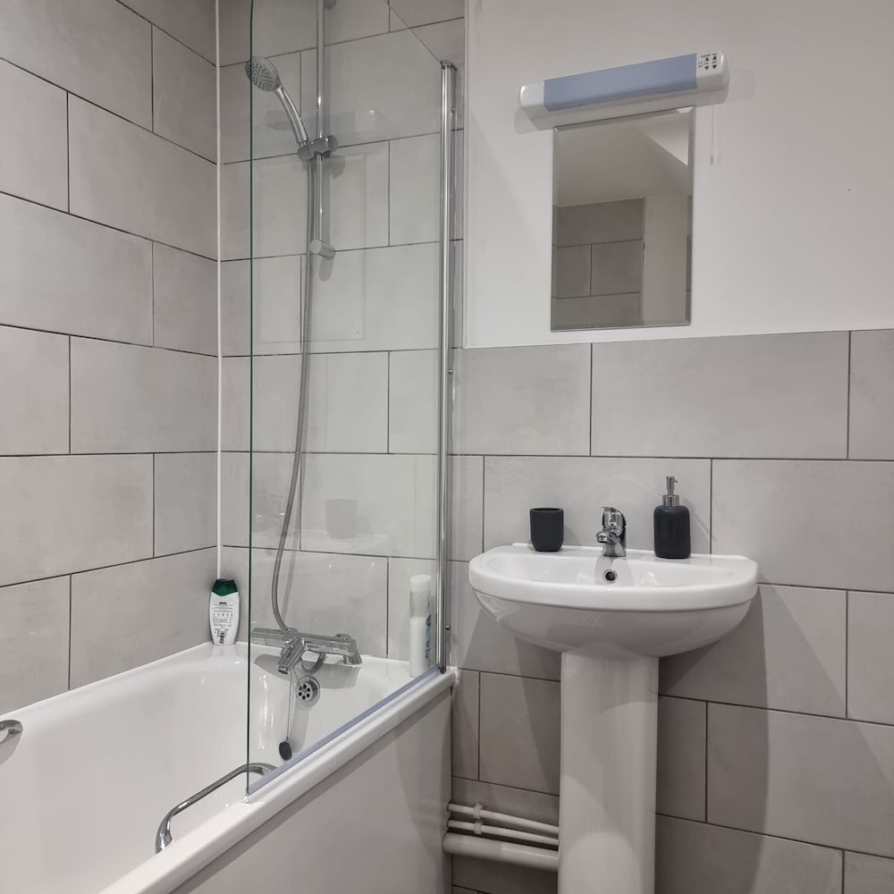 London Oasis Modern 2BR Apartment