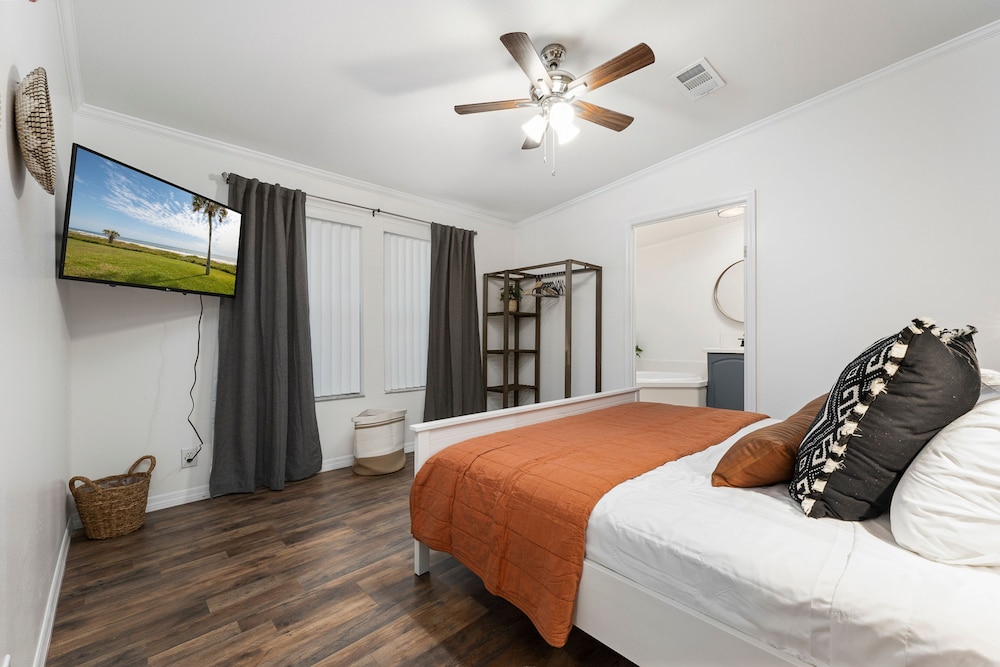 Bright 4BR Home Near Beach Historic Downtown