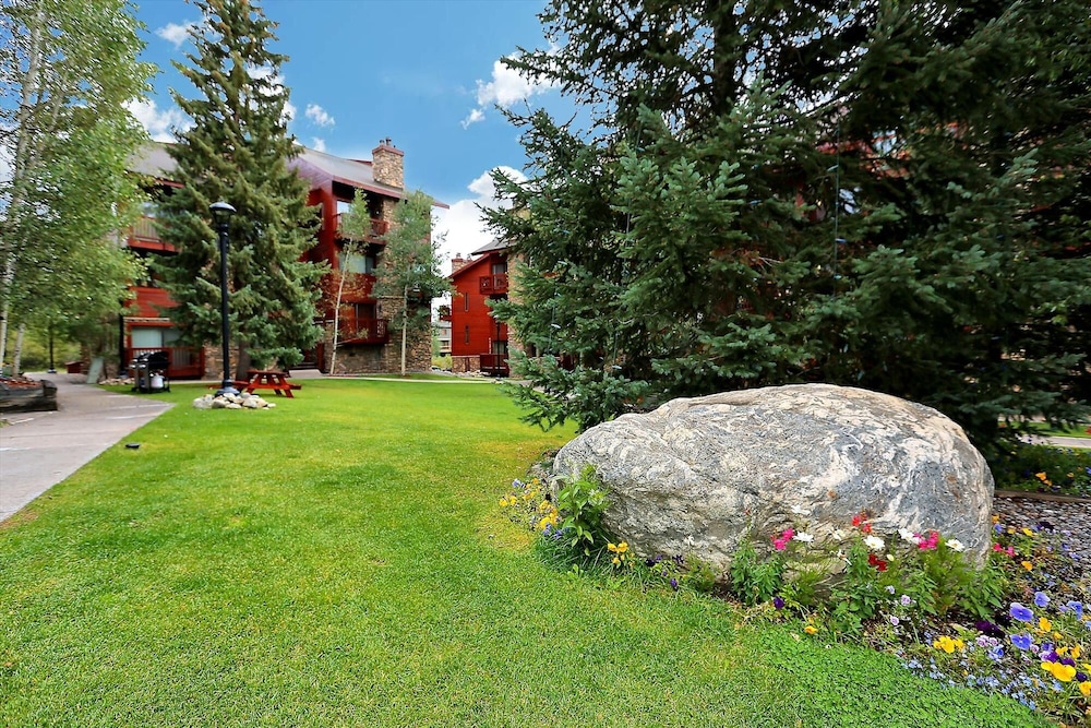 Pine Ridge 7e - Ski-in / Ski-out 3 Bedroom Condo by RedAwning view 5