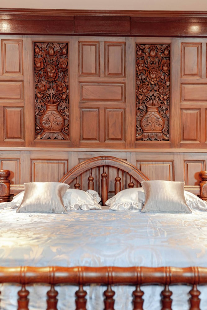 Luxury Iconic Royal Boat Pool Villa North Pattaya