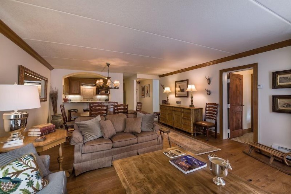 Vail Village 3 Bedroom Condo at the Covered Bridge - Pool, hot tub & More!