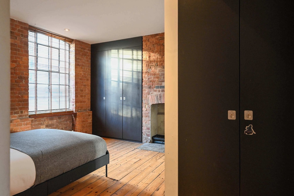 Characterful Double Bedroom in a Converted Warehouse Shoreditch
