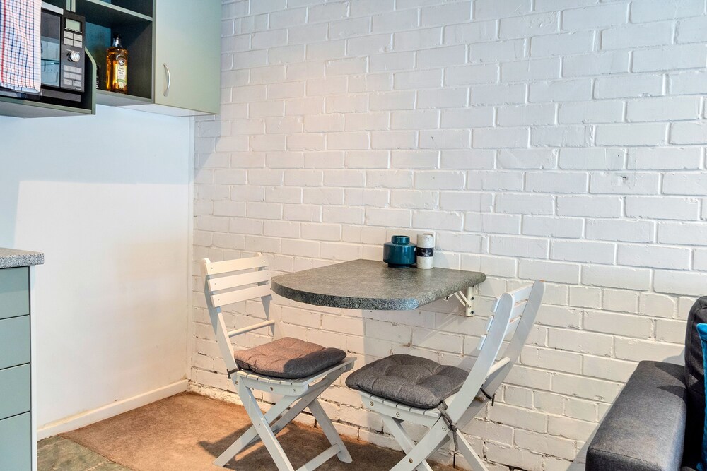 Rustic 1br in Kohimarama Parking & Wifi view 5