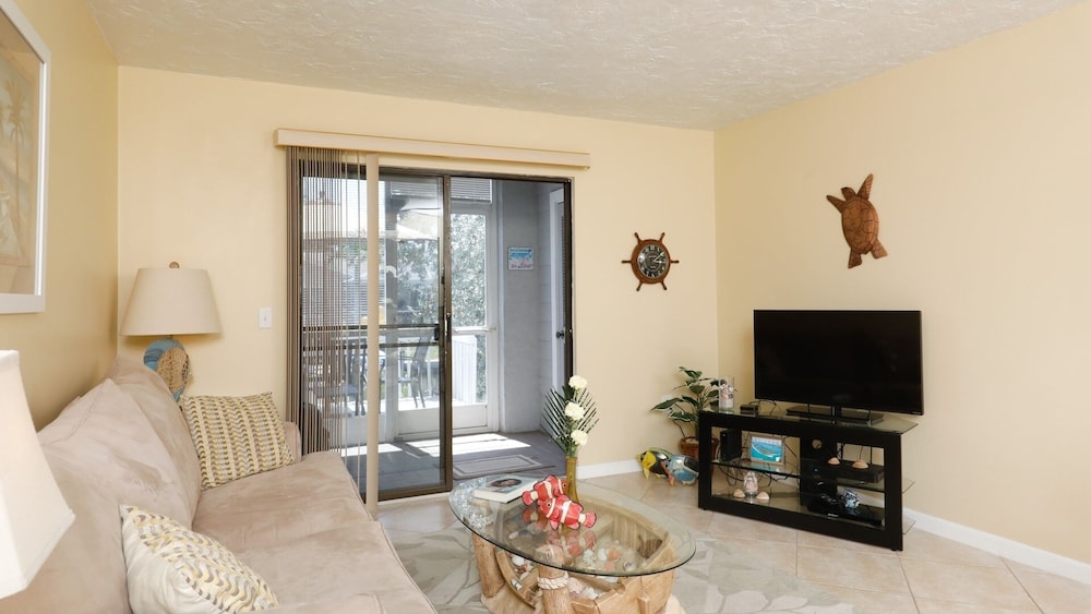 Lemon Bay Waterfront Condo W Patio, 5 Miles To Gulf Beaches 2 Bedroom Condo