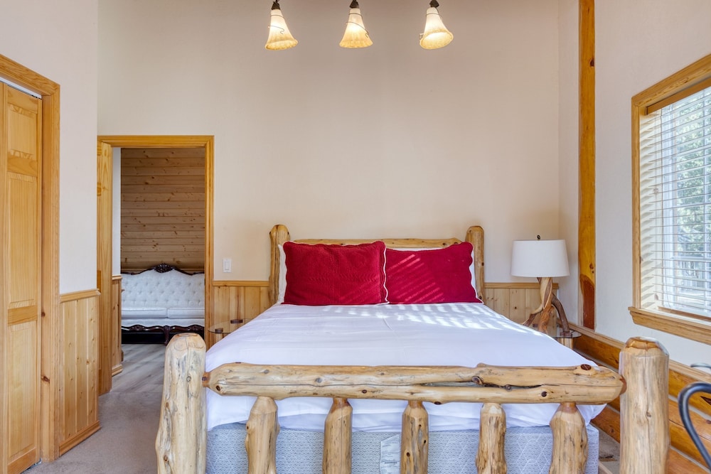 Forest Road by Avantstay Group Cabin w Hot Tub Minutes to the Lake