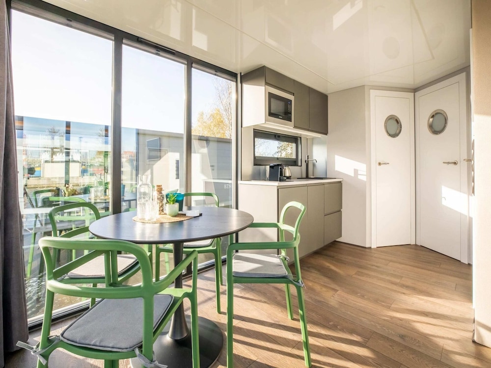 Beautiful Houseboat With Shared Pool view 5
