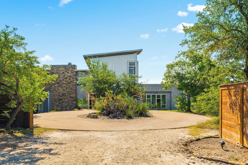 Luxury 4BR Hilltop Retreat Hot Tub & Scenic Views