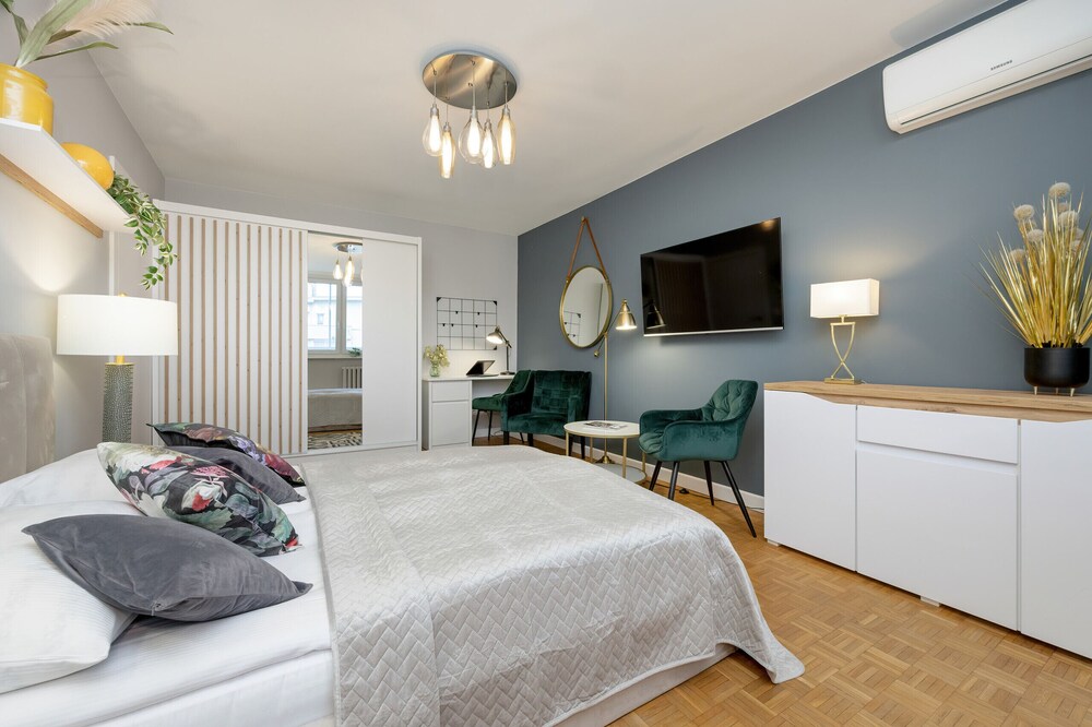 Unique Bright Apartment by Renters view 5