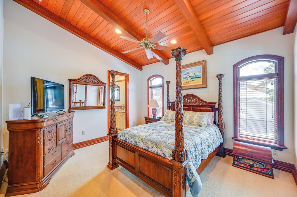 Waterfront Stunner: Effortless Elegance in Naples!