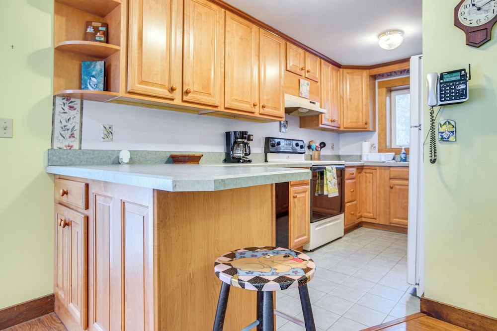 3 Mi to Beaches & Golfing: Family Gem in Cotuit