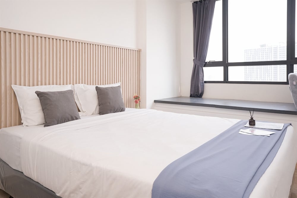 Fully Furnished and Homey Studio Collins Boulevard Apartment