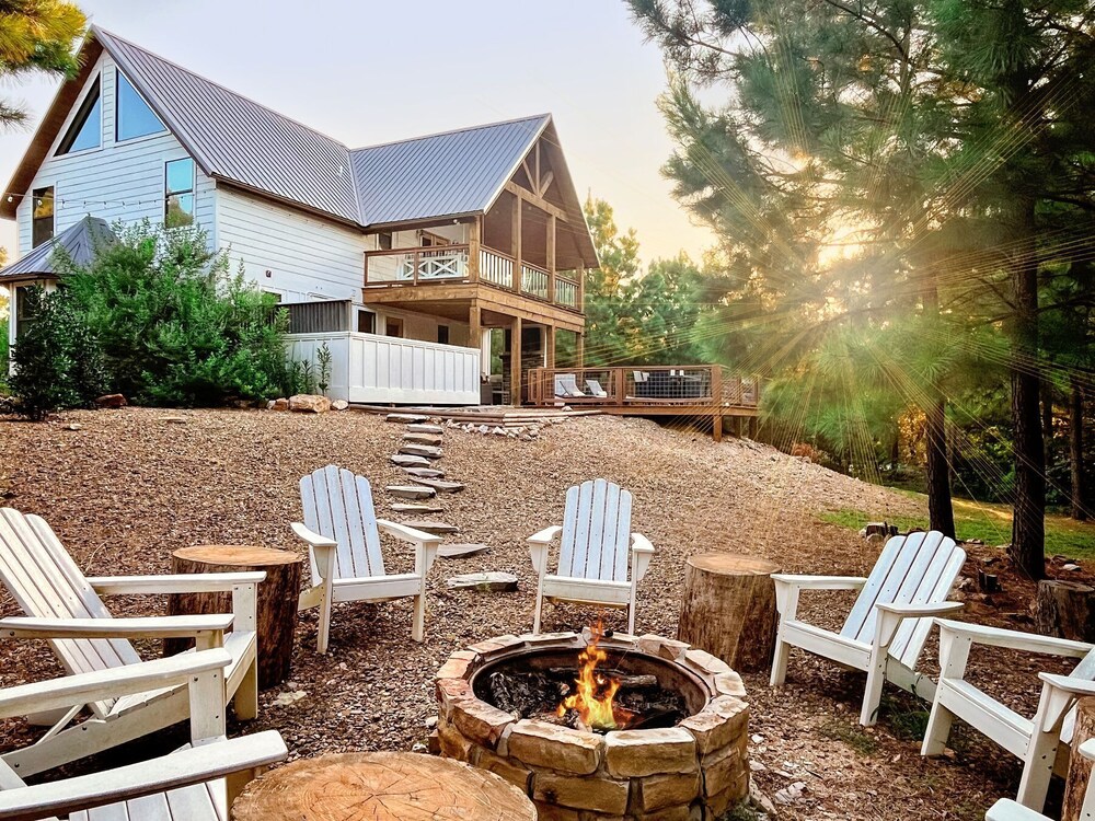 Sugarberry Farm Farmhouse! Firepit, Porch Swing