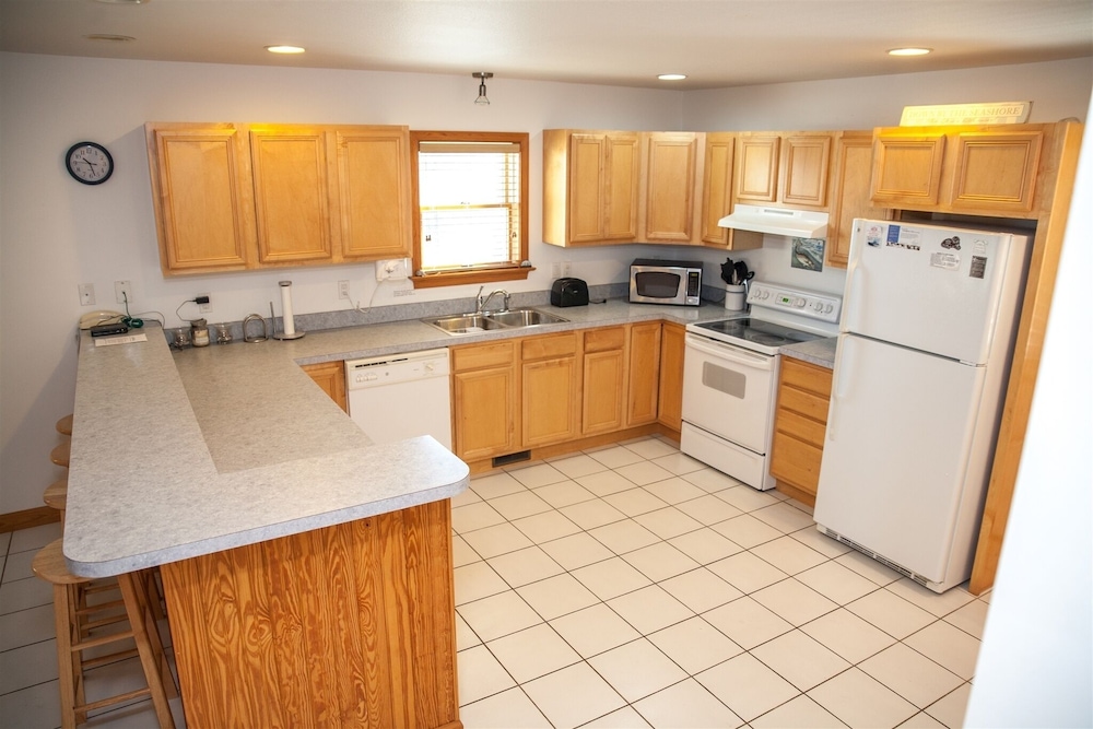 Spartina 3 Bedroom Cottage by RedAwning