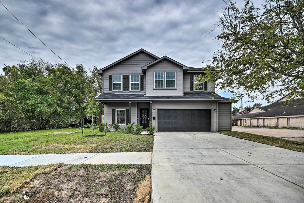 Chic Houston Home w/ Game Room ~ 8 Mi to Dtwn view 3
