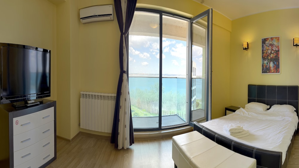Apart holiday Athena Mamaia view 3