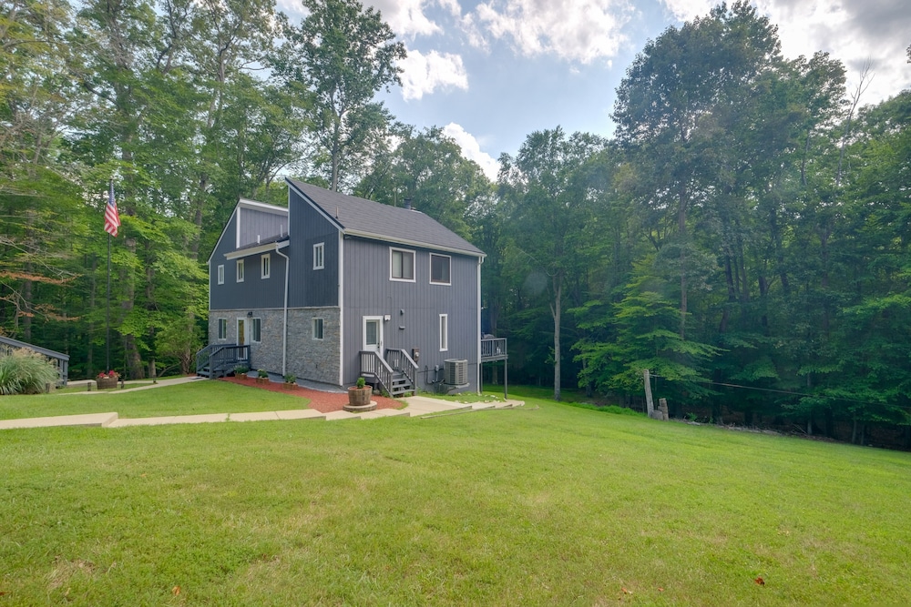 Spacious & Serene Lake Ridge Retreat w/ Game Room!