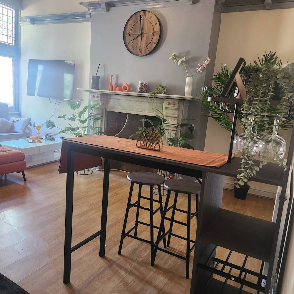 Charming Victorian Apartment in Central Wolverhampton