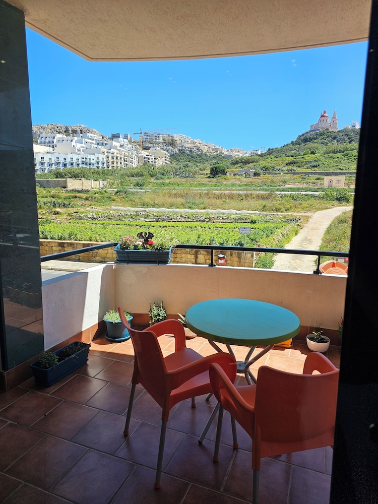 Country View Apartment