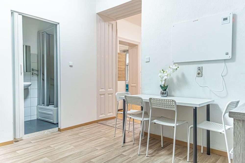 Spacious 2BR Apartment Near Stadthalle